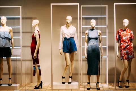 five-mannequins-standing-in-store-window-display-1920px